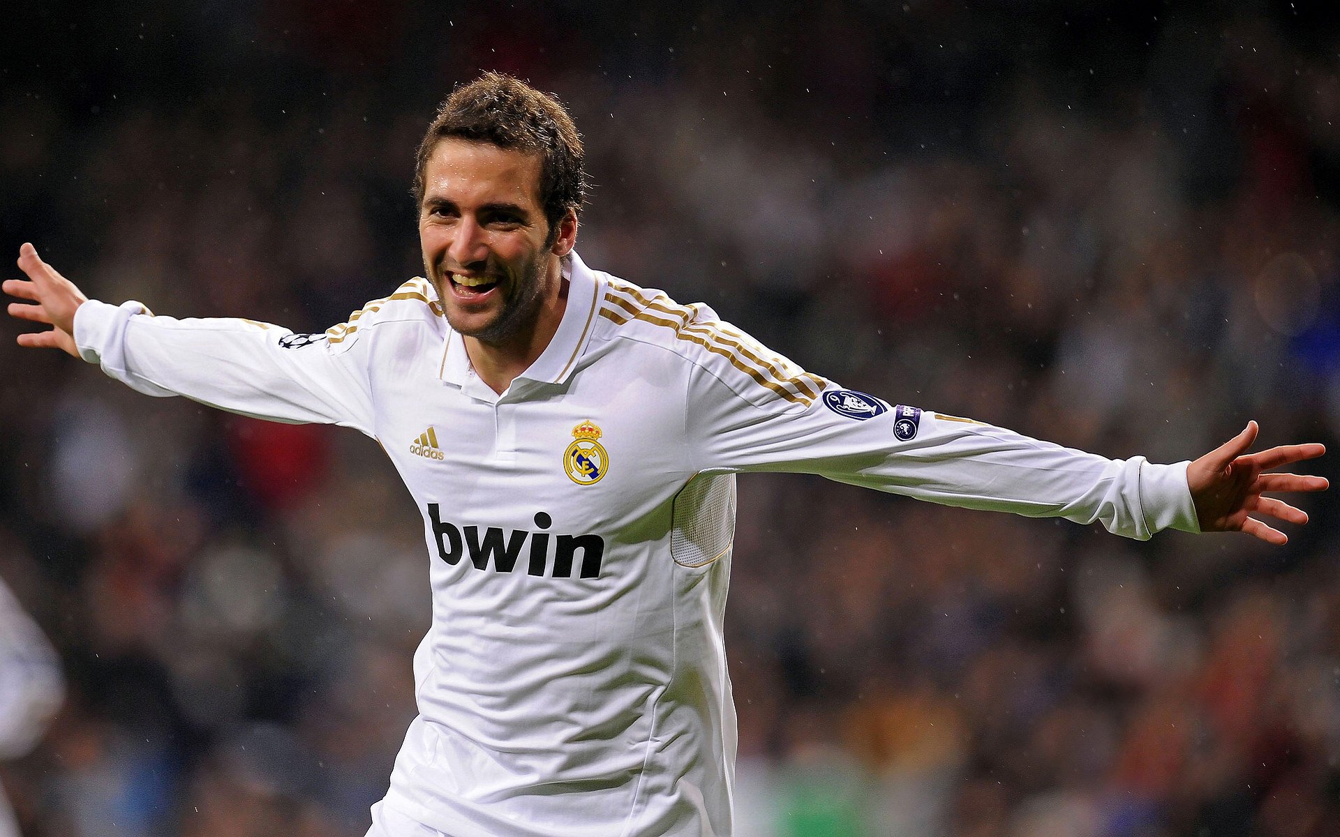 埃及稳稳拿下智利，拉亚成为全场焦点，当足球成为文明对话的无声语言