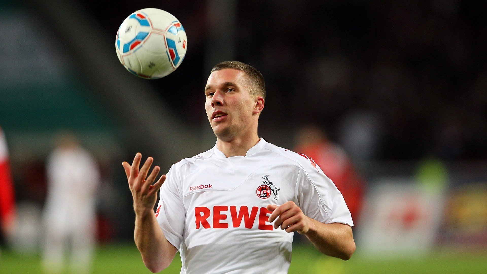 开云体育APP下载-拜仁狂胜尤文，当阿圭罗成为关键先生，足球世界听见了命运的敲门声